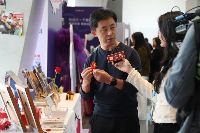 AI心书摊”成为北京图书市集上的“显眼包”pg电子中国网站扶贫先扶智 恒昌公益携“(图4)